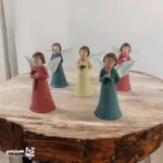 فرشته‌ها از دیرباز نماد عشق، محافظت و پاکی بوده‌اند و در فرهنگ‌های مختلف به عنوان پیام‌آوران الهی شناخته می‌شوند. استفاده ازتندیس های فرشته در فضاسازی محیط هایی مانند محل کار یا منزل،هدیه دادن در مناسبت های خاص نشان‌دهنده ارتباط با انرژی‌های مثبت و معنوی است.