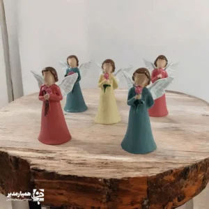 فرشته‌ها از دیرباز نماد عشق، محافظت و پاکی بوده‌اند و در فرهنگ‌های مختلف به عنوان پیام‌آوران الهی شناخته می‌شوند. استفاده ازتندیس های فرشته در فضاسازی محیط هایی مانند محل کار یا منزل،هدیه دادن در مناسبت های خاص نشان‌دهنده ارتباط با انرژی‌های مثبت و معنوی است.