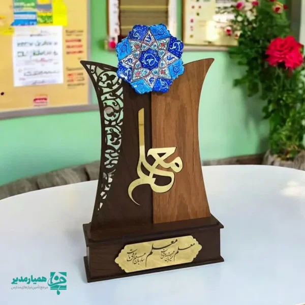 تندیس چوبی معلم با بشقاب مینا - Image 1
