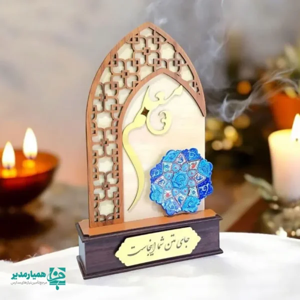 تندیس چوبی معلم  طرح محراب با بشقاب مینا - Image 1