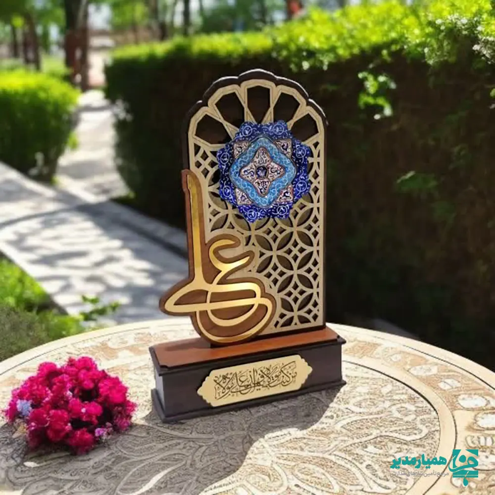 h3;">✨ تندیس میناکاری «علی» – هدیهای در شأن مقام پدر تندیس میناکاری حضرت علی (ع)، طراحیشده ویژه روز پدر و عید بزرگ غدیر 🌙💚 انتخابی فاخر، فرهنگی و ماندگار از همیار مدیر برای قدردانی مدارس از مقام پدر و الگوی اخلاق 🤍