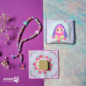 جانماز جیبی طرح دختر آسمونی بخشی از مجموعه‌ی معنوی و فرهنگی مخصوص دختران است 💜🌿 این جانماز کوچک با طراحی لطیف دختر آسمونی و رنگ‌های آرام‌بخش، بهترین همراه کودکان در نماز و مراسم دینی مدارس است 🕌✨ جنس پارچه‌ای نرم و سبک آن حمل آسان را ممکن می‌سازد و با سایز جیبی، در کیف یا کوله‌ی دانش‌آموزان جا می‌گیرد 🎒💖 طرح فانتزی و هماهنگی رنگ‌ها، فضا را پر از حس عشق و ایمان کودکانه می‌کند 🌸 هدیه‌ای آموزشی و فرهنگی برای جشن تکلیف و برنامه‌های قرآنی مدارس 🕊️🌷💫 ویژگی‌ها جنس پارچه‌ای نرم و مقاوم 🎀 طراحی فانتزی دختر آسمونی با رنگ‌های شاد و لطیف 💜🌸 اندازه جیبی و مناسب حمل در کیف دانش‌آموزان 🎒 مناسب برای جشن تکلیف و برنامه‌های قرآنی مدارس 🕌✨ هدیه‌ای دل‌نشین برای کودکان در مراسم مذهبی 🌿💖