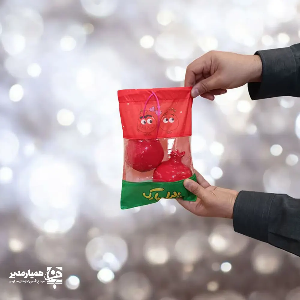 انار انار 🍉 کیسه سرجمعشو پنجرهدار یلدایی انتخابی شاد و اقتصادی برای هدایای شب یلدا مدارس 🎄 با ابعاد تقریبی ۲۴×۱۸ سانتیمتر و وزن سبک ۲۰ گرم مناسب بستهبندی تنقلات یلدایی ویژه دانشآموزان از مجموعه کاربردی همیار مدیر