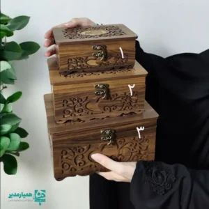 🍉 باکس سه‌تایی چوبی یلدایی – جلوه‌ای از اصالت و سادگی با همیار مدیر زیبایی سنت ایرانی را با باکس سه‌سایزی چوبی یلدایی همیار مدیر تجربه کنید. 🌿 این مجموعه شامل سه صندوق مستطیلی در اندازه‌های کوچک، متوسط و بزرگ است که از چوب طبیعی با طرح‌های حکاکی‌شده ظریف ساخته شده‌اند. ظاهری کلاسیک، حس اصالت و دوام بالا، آن را به گزینه‌ای بی‌نظیر برای مدارس تبدیل کرده است. 🎁📚 از این باکس‌های چوبی می‌توان برای پک‌های هدیه شب یلدا، نگهداری کارت‌های تبریک یا فضا‌سازی فرهنگی در کلاس‌ها استفاده کرد. طرح سنتی و قفل فلزی قدیمی حس دفینه‌ای از عشق و خاطره را زنده می‌کند. ترکیبی دل‌انگیز از هنر، فرهنگ و زیبایی برای جشن‌های یلدایی کودکان 🌙🍎 دارای سه سایز کاربردی برای طراحی چیدمان متفاوت چوب باکیفیت با حکاکی ظریف و قفل کلاسیک برنجی قابل استفاده برای هدیه و دکور شب یلدا در مدارس پیشنهادی خاص از مجموعه فرهنگی کیمیا هنر – همیار مدیر ✨ زیبایی طبیعی چوب با رنگ گرم و حس صمیمیت ایرانی 💖 هر باکس، قصه‌ای از سادگی و هنر ایرانی در بلندترین شب سال است... با همیار مدیر، هر کلاس را به یک گوشه‌ی گرم از خانه‌های ایرانی تبدیل کنید. 🍉🏡