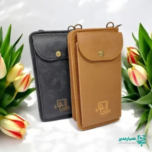 h2 ;">🎁 کیف چرمی مردانه بنددار همیار مدیر – احترام به مقام پدر روز پدر، روز قدردانی از مردانی است که با مسئولیت، آرامش و عشق، ستون‌های زندگی را می‌سازند 🤍 کیف چرمی مردانه بنددار از مجموعه همیار مدیر با طراحی ساده اما وقارمند، هدیه‌ای شایسته برای این روز بزرگ است. این کیف با ابعاد تقریبی ۲۲ × ۱۲ سانتی‌متر و وزن حدود ۳۵ گرم، سبک، خوش‌دست و کاملاً کاربردی برای استفاده روزمره آقایان طراحی شده است. جنس چرمی با دوخت تمیز و بند کاربردی، آن را به انتخابی ماندگار برای هدایای رسمی مدارس تبدیل کرده است 👔✨ مدارس می‌توانند با اهدای این محصول، پیام احترام، قدردانی و توجه فرهنگی خود را به پدران، معلمان و کارکنان مرد به شکلی شایسته منتقل کنند. هدیه‌ای بی‌کلام، اما سرشار از معنا… ابعاد: حدود ۲۲ × ۱۲ سانتی‌متر 📐 وزن سبک: حدود ۳۵ گرم ⚖️ طراحی رسمی و مردانه مناسب روز پدر 👔 مناسب هدایای سازمانی و مدرسه‌ای 🎓 محصول فرهنگی از کیمیا هنر – همیار مدیر 🌿 همیار مدیر؛ انتخابی آبرومندانه برای قدردانی از مردانی که تکیه‌گاه فردا هستند ❤️