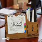 "تقویم رومیزی کد 103، تقویم رومیزی MDF تبلیغاتی، تقویم رومیزی قابل شخصی‌سازی، تقویم رومیزی اداری شیک، تقویم رومیزی سازمانی 1405"