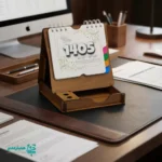 " 📅 تقویم رومیزی کد 104 طراحی چوبی شیک با بدنه MDF دورو ابعاد پایه: 13*12 | ابعاد برگه: 10.7×9.6 کاغذ گلاسه 200 گرم | تولید در رنگ‌ فندقیقابل شخصی‌سازی برای سازمان‌ها، مدارس و شرکت‌ها ✨ "