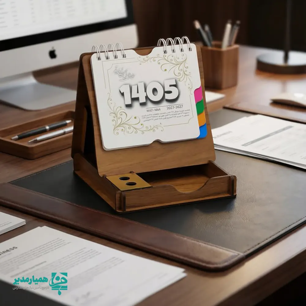" 📅 تقویم رومیزی کد 104 طراحی چوبی شیک با بدنه MDF دورو ابعاد پایه: 13*12 | ابعاد برگه: 10.7×9.6 کاغذ گلاسه 200 گرم | تولید در رنگ‌ فندقیقابل شخصی‌سازی برای سازمان‌ها، مدارس و شرکت‌ها ✨ "