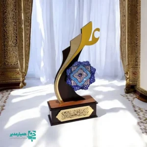 ✨ تندیس میناکاری «علی» کد ۲ هدیه‌ای فاخر برای روز پدر و جشن بزرگ غدیر 💚 انتخابی شایسته برای مدارس جهت قدردانی از مقام پدر و ترویج فرهنگ ولایی 🌙 از مجموعه فرهنگی همیار مدیر