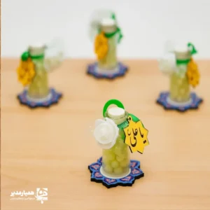 گیفت مینیاتوری نقل و آبنبات | هدیه‌ای شیرین برای روز پدر و عید غدیر 💚 مناسبت‌هایی مثل روز پدر و عید سعید غدیر، بهانه‌ای هستند برای هدیه‌دادن یادبودهایی ساده، شاد و پرمعنا. گیفت مینیاتوری نقل و آبنبات با جنس شیشه‌ای، ابعاد ۵×۷ سانتی‌متر و وزن سبک حدود ۷ گرم، انتخابی بسیار مناسب برای اهدای هدیه به دانش‌آموزان و برنامه‌های مناسبتی مدارس است. رنگ‌بندی دل‌نشین، طراحی ظریف و محتوای شیرین این گیفت، آن را به هدیه‌ای اقتصادی، جذاب و کاملاً مناسب فضاهای آموزشی تبدیل کرده است. 🍬✨ 🎁 این محصول گزینه‌ای ایده‌آل برای: ✅ هدایای روز پدر مدارس ✅ جشن‌های عید غدیر ✅ بسته‌های فرهنگی و مناسبتی ارائه‌شده با کیفیت و دقت توسط همیار مدیر برای مدارس و مراکز آموزشی که به زیبایی و معنا اهمیت می‌دهند.