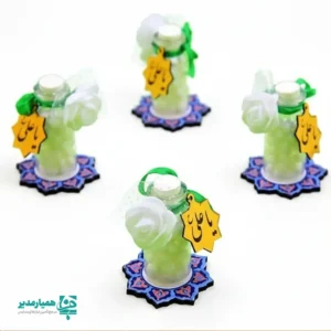 گیفت مینیاتوری نقل و آبنبات 🍬💚 طراحی شیشه‌ای ظریف و معنوی، مخصوص روز پدر و عید غدیر انتخابی شاد، سبک و ماندگار برای هدایای مناسبتی مدارس 🎁 پیشنهادی دوست‌داشتنی از همیار مدیر این محصول زیبا بدون پایه تقدیم می شود.