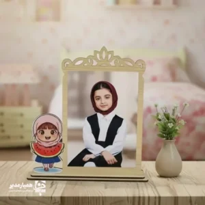 🎀 قاب عکس یلدایی چوبی طرح دختر هندوانه‌ای 🍉 هدیه‌ای لطیف و شیرین از شب چله برای دانش‌آموزان با طراحی فانتزی و رنگ‌های گرم یلدایی 🌙✨
