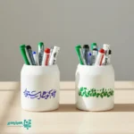 جاقلمی رومیزی با چاپ برجسته روز پدر ✍️💙 طراحی شیک و کاربردی با امکان چاپ و حک نام مدرسه هدیه‌ای ماندگار برای روز پدر و عید غدیر انتخابی حرفه‌ای برای هدایای فرهنگی مدارس 🎁 ارائه‌شده توسط همیار مدیر چاپ یک طرفه است.