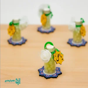 گیفت مینیاتوری نقل و آبنبات | هدیه‌ای شیرین برای روز پدر و عید غدیر 💚 مناسبت‌هایی مثل روز پدر و عید سعید غدیر، بهانه‌ای هستند برای هدیه‌دادن یادبودهایی ساده، شاد و پرمعنا. گیفت مینیاتوری نقل و آبنبات با جنس شیشه‌ای، ابعاد ۵×۷ سانتی‌متر و وزن سبک حدود ۷ گرم، انتخابی بسیار مناسب برای اهدای هدیه به دانش‌آموزان و برنامه‌های مناسبتی مدارس است. رنگ‌بندی دل‌نشین، طراحی ظریف و محتوای شیرین این گیفت، آن را به هدیه‌ای اقتصادی، جذاب و کاملاً مناسب فضاهای آموزشی تبدیل کرده است. 🍬✨ 🎁 این محصول گزینه‌ای ایده‌آل برای: ✅ هدایای روز پدر مدارس ✅ جشن‌های عید غدیر ✅ بسته‌های فرهنگی و مناسبتی ارائه‌شده با کیفیت و دقت توسط همیار مدیر برای مدارس و مراکز آموزشی که به زیبایی و معنا اهمیت می‌دهند.