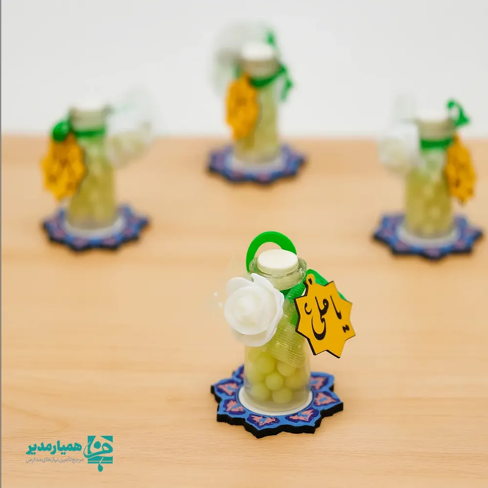 قالب عکس سایت (2) گیفت مینیاتوری نقل و آبنبات | هدیهای شیرین برای روز پدر و عید غدیر 💚 مناسبتهایی مثل روز پدر و عید سعید غدیر، بهانهای هستند برای هدیهدادن یادبودهایی ساده، شاد و پرمعنا. گیفت مینیاتوری نقل و آبنبات با جنس شیشهای، ابعاد ۵×۷ سانتیمتر و وزن سبک حدود ۷ گرم، انتخابی بسیار مناسب برای اهدای هدیه به دانشآموزان و برنامههای مناسبتی مدارس است. رنگبندی دلنشین، طراحی ظریف و محتوای شیرین این گیفت، آن را به هدیهای اقتصادی، جذاب و کاملاً مناسب فضاهای آموزشی تبدیل کرده است. 🍬✨ 🎁 این محصول گزینهای ایدهآل برای: ✅ هدایای روز پدر مدارس ✅ جشنهای عید غدیر ✅ بستههای فرهنگی و مناسبتی ارائهشده با کیفیت و دقت توسط همیار مدیر برای مدارس و مراکز آموزشی که به زیبایی و معنا اهمیت میدهند.