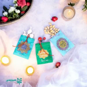 " 🌙 کیسه تنقلات عیدی نیمه شعبان | شادی کوچک، اثر بزرگ جشن باشکوه نیمه شعبان، جشن امید، نور و انتظار است 🌱 چه چیزی زیباتر از این‌که شادی این روز بزرگ را با هدیه‌ای ساده اما دل‌نشین به دل دانش‌آموزان هدیه کنیم؟ کیسه تنقلات عیدی نیمه شعبان از تولیدات ویژه مجموعه همیار مدیر است که مخصوص مدارس و جشن‌های مذهبی طراحی شده است. این کیسه‌ها از پارچه سبک و باکیفیت تهیه شده‌اند و با وزن فقط 12 گرم، کاملاً مناسب استفاده برای کودکان و دانش‌آموزان هستند. ابعاد استاندارد 13×8 سانتی‌متر باعث شده این محصول برای قرار دادن انواع تنقلات عیدی، شکلات، نقل و آجیل کاملاً ایده‌آل باشد 🍬🥜 طراحی مخصوص نیمه شعبان و رنگ‌های شاد آن، حس جشن و محبت را به‌خوبی منتقل می‌کند. این محصول، انتخابی هوشمندانه برای مدیران و مربیانی است که به‌دنبال هدیه‌ای اقتصادی، جمع‌وجور و در عین حال فرهنگی هستند. کیسه تنقلات عیدی نیمه شعبان، هم یادآور یک مناسبت مبارک است و هم خاطره‌ای شیرین در ذهن دانش‌آموزان ثبت می‌کند 🌼 نوع محصول: کیسه تنقلات عیدی نیمه شعبان جنس: پارچه‌ای سبک و بادوام ابعاد: 13×8 سانتی‌متر وزن: 5 گرم ویژه مدارس و جشن‌های مذهبی تولید اختصاصی مجموعه همیار مدیر با محصولات همیار مدیر، شادی نیمه شعبان را ساده، ماندگار و کودکانه به مدرسه ببرید 🌸💚 "