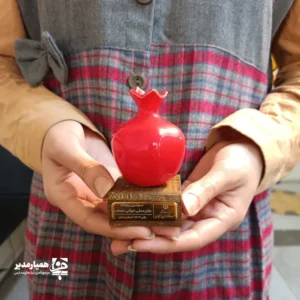 🍎 تندیس انار با پایه چوبی اختصاصی یادگاری شکیل و ماندگار برای شب یلدا مدارس 🎄 با قابلیت درج نام مدرسه روی پلاک در ابعاد ۵×۴.۵×۹ سانتی‌متر و وزن تقریبی ۴۰ گرم انتخابی رسمی و فرهنگی از مجموعه همیار مدیر