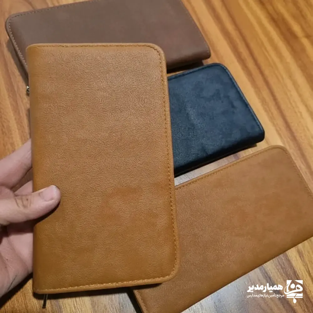 کیف پول چرم مردانه 2 کیف پول مردانه چرمی 🧔🏻♂️👜 طراحی شیک، کاربردی و مناسب آقایان انتخابی ارزشمند برای هدیه روز پدر در مدارس هدیهای رسمی، ماندگار و پرکاربرد برای قدردانی از پدران 💙 ارائهشده توسط همیار مدیر