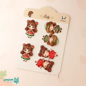 🎀 گیره سر چوبی یلدایی – هدیه دخترانه‌ی بامزه از همیار مدیر! گیره چوبی فانتزی یلدایی با طرح‌های شیرین و دخترانه 🍉✨ ابعاد ۴.۵×۳.۵ سانتی‌متر، وزن فقط ۲ گرم و گیره انبری مقاوم ❤️ مناسب برای هدیه‌های مدرسه‌ای و جشن‌های شب یلدا 🎓🎁 انتخابی جذاب از همیار مدیر برای لبخند دخترها!