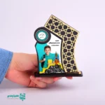 🌅 تندیس «خورشید مهر» | نماد درخشش و افتخار در مسیر علم 📚 تندیس خورشید مهر یکی از محصولات شاخص و خلاقانه‌ی کیمیا هنر است که با الهام از مفهوم «خورشید» به‌عنوان نماد نور، امید و پیشرفت طراحی شده است 🌞. این تندیس با ساختار منحنی و فریم هندسی طلایی‌رنگ، جلوه‌ای فاخر و انگیزشی به مراسم‌های تقدیری می‌بخشد. طراحی پویا و مدرن این محصول، آن را به انتخابی ایده‌آل برای تقدیر دانش‌آموزان برتر، لوح‌های افتخاری آموزشی و هدایای انگیزشی دانشجویی تبدیل کرده است 🏆. مهم‌ترین ویژگی تندیس خورشید مهر، قابلیت سفارشی‌سازی کامل آن است؛ به‌طوری که می‌توان طراحی پویا و مدرن این محصول، آن را به انتخابی ایده‌آل برای تقدیر دانش‌آموزان برتر، لوح‌های افتخاری آموزشی و هدایای انگیزشی دانشجویی تبدیل کرده است 🏆. مهم‌ترین ویژگی تندیس خورشید مهر، قابلیت سفارشی‌سازی کامل آن است؛ به‌طوری که می‌توان هر مناسبت آموزشی یا فرهنگی را همراه با متن اختصاصی، نام دانش‌آموز، نام مجموعه اهداکننده و لوگوی سازمان‌هایی مانند همیار مدیر روی آن درج کرد ✍️. 📏 ابعاد: 13.5 × 10 × 2 سانتی‌متر ⚖️ وزن تقریبی: 35.5 گرم 🎨 طراحی: مدرن با فریم هندسی طلایی و ترکیب رنگ انرژی‌بخش 🖋️ قابلیت شخصی‌سازی: درج متن، مناسبت، نام مجموعه و لوگو 🌞 کاربرد: تقدیرهای افتخاری، جوایز آموزشی و یادبودهای فرهنگی تندیس «خورشید مهر» تنها یک لوح تقدیر نیست؛ بلکه پیامی از امید، تلاش و آینده‌ای روشن برای دریافت‌کننده آن است 🌈. انتخابی شایسته از مجموعه‌ی خلاق کیمیا هنر برای سازمان‌ها و مدارس همراه با همیار مدیر که به انگیزه‌بخشی نسل آینده اهمیت می‌دهند 🚀