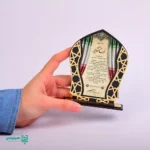 🏆 تندیس طلاییه ✨ یادبود ماندگار برای تقدیرنامه‌ها و جشن‌های برتر 🎖️ با طراحی کلاسیک و فریم جذاب برای هر مناسبتی مناسب است. 🏅 محصولی از کیمیا هنر با امکان سفارشی‌سازی 🌟