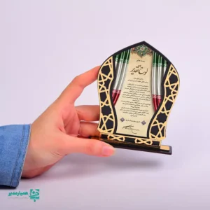 🏆 تندیس طلاییه ✨ یادبود ماندگار برای تقدیرنامه‌ها و جشن‌های برتر 🎖️ با طراحی کلاسیک و فریم جذاب برای هر مناسبتی مناسب است. 🏅 محصولی از کیمیا هنر با امکان سفارشی‌سازی 🌟