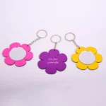 جا کلیدی آیینه دار گلی جاکلیدی گِلی آینه‌دار همیار مدیر، محصولی زیبا و کاربردی با طراحی ظریف و دخترانه است که به‌طور ویژه برای مراسم جشن تکلیف طراحی شده است.💖 این جاکلیدی با ابعاد حدود ۴ سانتی‌متر و وزن تقریبی ۱۰ گرم، بسیار سبک بوده و به‌راحتی قابل استفاده برای کودکان و نوجوانان می‌باشد. وجود آینه در طراحی این جاکلیدی، آن را به هدیه‌ای کاربردی و در عین حال جذاب تبدیل کرده و طراحی گل‌دار آن حس لطافت و شادی را منتقل می‌کند.🌸 این محصول در سه رنگ شاد صورتی، بنفش و زرد عرضه می‌شود که به‌خوبی با فضای جشن تکلیف هماهنگ است.✨ مدارس و مراکز آموزشی می‌توانند نام مدرسه یا مجموعه خود را در پشت جاکلیدی درج کرده و آن را به‌عنوان یک گیفت اختصاصی در کنار سایر هدایای جشن تکلیف به دانش‌آموزان اهدا کنند.🌸 این جاکلیدی یکی از محصولات خاص و مناسبتی همیار مدیر است که با هدف ماندگاری خاطره‌ای شیرین از جشن تکلیف طراحی شده است.