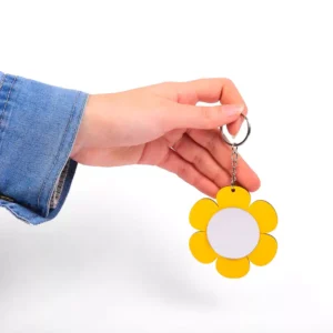 جا کلیدی آیینه دار گلی جاکلیدی گِلی آینه‌دار همیار مدیر، محصولی زیبا و کاربردی با طراحی ظریف و دخترانه است که به‌طور ویژه برای مراسم جشن تکلیف طراحی شده است.💖 این جاکلیدی با ابعاد حدود ۴ سانتی‌متر و وزن تقریبی ۱۰ گرم، بسیار سبک بوده و به‌راحتی قابل استفاده برای کودکان و نوجوانان می‌باشد. وجود آینه در طراحی این جاکلیدی، آن را به هدیه‌ای کاربردی و در عین حال جذاب تبدیل کرده و طراحی گل‌دار آن حس لطافت و شادی را منتقل می‌کند.🌸 این محصول در سه رنگ شاد صورتی، بنفش و زرد عرضه می‌شود که به‌خوبی با فضای جشن تکلیف هماهنگ است.✨ مدارس و مراکز آموزشی می‌توانند نام مدرسه یا مجموعه خود را در پشت جاکلیدی درج کرده و آن را به‌عنوان یک گیفت اختصاصی در کنار سایر هدایای جشن تکلیف به دانش‌آموزان اهدا کنند.🌸 این جاکلیدی یکی از محصولات خاص و مناسبتی همیار مدیر است که با هدف ماندگاری خاطره‌ای شیرین از جشن تکلیف طراحی شده است.