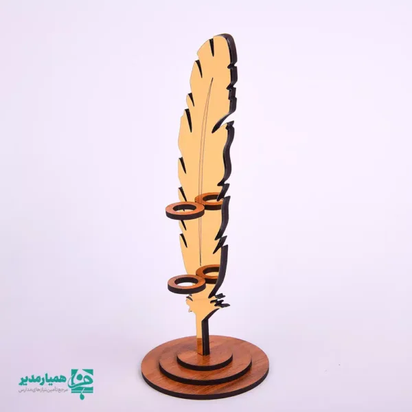 🖋️ استند «بال قلم» | ظرافت چوب در خدمت هنر و دانش 📚 استند بال قلم از محصولات دکوراتیو و کاربردی کیمیا هنر است که با الهام از ساختار ظریف و زیبای پر، به عنوان یک نگهدارنده خودکار یا قلم نفیس طراحی شده است 🥇. استفاده از چوب و طراحی لایهای پایه، استحکام و زیبایی بصری این محصول را تضمین میکند. این استند کوچک اما چشمنواز، کاملاً مناسب برای جشنهای تقدیم خودکار، اهدای یادبود به نویسندگان، دانشجویان و فعالان فرهنگی است 🖼️. حلقههای نگهدارنده به دقت طراحی شدهاند تا قلم شما در بهترین حالت قرار گیرد. مانند سایر محصولات، قابلیت حکاکی و درج نام مجموعه شما بهصورت اختصاصی روی پایه یا بدنه وجود دارد تا ارزش یادگاری این هدیه دوچندان شود ✍️. 📏 ابعاد: 17 × 6 سانتیمتر (ارتفاع × قطر پایه تقریبی) ⚖️ وزن تقریبی: 25.5 گرم (بسیار سبک و قابل حمل) 🎨 جنس و طراحی: برش لیزری دقیق چوب با پایهی چند لایه 🏆 کاربرد اصلی: استند خودکار و قلم، هدیه جشن تکلیف/خودکار ✨ قابلیت سفارشیسازی: حک لوگو و متن دلخواه با استند «بال قلم»، نه تنها یک وسیله کاربردی، بلکه یک اثر هنری کوچک را به میز تحریر خود اضافه کنید. این یادگاری شیک، پیامی از تقدیر هنر و قلم شما را منتقل میکند. کیفیت را از کیمیا هنر بخواهید 🚀