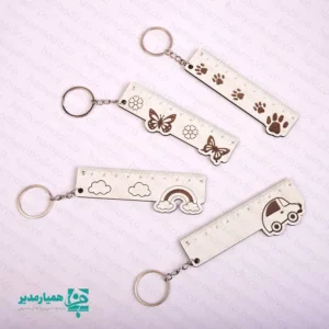 🎒 همراهک | خط‌کش چوبی جاکلیدی، همیشه همراه دانش‌آموز ✏️ همراهک یکی از محصولات خلاقانه و کاربردی مجموعه کیمیا هنر است که با هدف ایجاد یک هدیه‌ی آموزشی، سبک و ماندگار برای دانش‌آموزان طراحی شده است 🌈. این محصول با ترکیب خط‌کش و جاکلیدی، ابزاری ساده اما بسیار مفید برای استفاده روزمره در مدرسه و خانه به شمار می‌رود. همراهک از چوب ساخته شده و با طراحی فانتزی در طرح‌های متنوع (ماشین، رنگین‌کمان، پروانه، پنجه حیوانات و …) حس شادی و انگیزه را در کودکان تقویت می‌کند 🌟. سبکی و ابعاد مناسب آن باعث می‌شود به‌راحتی به کیف یا جامدادی متصل شود و همیشه در دسترس باشد 🔑📐. 📏 ابعاد: 10 × 2 سانتی‌متر ⚖️ وزن تقریبی: 13 گرم (بسیار سبک و مناسب دانش‌آموز) 🌳 جنس: چوب با برش دقیق و لبه‌های ایمن 🎯 کاربرد: خط‌کش آموزشی، جاکلیدی، هدیه یادگاری 📅 مناسبت‌ها: روز دانش‌آموز، بازگشایی مدارس، جوایز آموزشی، هدایای فرهنگی مدارس، آموزشگاه‌ها و مؤسسات فرهنگی می‌توانند از همراهک به‌عنوان یک هدیه اقتصادی و در عین حال ارزشمند برای تشویق دانش‌آموزان یا اهدای جوایز در مناسبت‌های مختلف استفاده کنند 🎁. همراهک، یک یادگاری کوچک اما ماندگار از کیمیا هنر است که آموزش را با خلاقیت پیوند می‌زند 🌱✨.