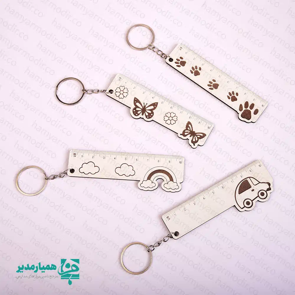 همراهک(جاکلیدی که خط کش دارد) 🎒 همراهک | خطکش چوبی جاکلیدی، همیشه همراه دانشآموز ✏️ همراهک یکی از محصولات خلاقانه و کاربردی مجموعه کیمیا هنر است که با هدف ایجاد یک هدیهی آموزشی، سبک و ماندگار برای دانشآموزان طراحی شده است 🌈. این محصول با ترکیب خطکش و جاکلیدی، ابزاری ساده اما بسیار مفید برای استفاده روزمره در مدرسه و خانه به شمار میرود. همراهک از چوب ساخته شده و با طراحی فانتزی در طرحهای متنوع (ماشین، رنگینکمان، پروانه، پنجه حیوانات و …) حس شادی و انگیزه را در کودکان تقویت میکند 🌟. سبکی و ابعاد مناسب آن باعث میشود بهراحتی به کیف یا جامدادی متصل شود و همیشه در دسترس باشد 🔑📐. 📏 ابعاد: 10 × 2 سانتیمتر ⚖️ وزن تقریبی: 13 گرم (بسیار سبک و مناسب دانشآموز) 🌳 جنس: چوب با برش دقیق و لبههای ایمن 🎯 کاربرد: خطکش آموزشی، جاکلیدی، هدیه یادگاری 📅 مناسبتها: روز دانشآموز، بازگشایی مدارس، جوایز آموزشی، هدایای فرهنگی مدارس، آموزشگاهها و مؤسسات فرهنگی میتوانند از همراهک بهعنوان یک هدیه اقتصادی و در عین حال ارزشمند برای تشویق دانشآموزان یا اهدای جوایز در مناسبتهای مختلف استفاده کنند 🎁. همراهک، یک یادگاری کوچک اما ماندگار از کیمیا هنر است که آموزش را با خلاقیت پیوند میزند 🌱✨.