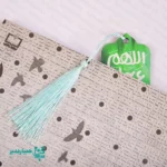 📚 بوکمارک چوبی «اللهم عجل» | رنگ، دعا و معنویت در کنار کتاب بوکمارک چوبی «اللهم عجل» یکی از محصولات خاص و پرفروش مجموعه کیمیا هنر است که با الهام از دعای شریف «اللهم عجل لولیک الفرج» طراحی شده است 🌸. این بوکمارک، پیوندی زیبا میان مطالعه، دعا و هنر ایجاد می‌کند و لحظات کتاب‌خوانی را با یاد امام زمان (عج) همراه می‌سازد ✨. طراحی این محصول با رنگ‌بندی متنوع و شاد، جلوه‌ای چشم‌نواز و جوان‌پسند ایجاد کرده و آن را به گزینه‌ای محبوب برای گروه‌های سنی مختلف تبدیل نموده است 🌈. وجود منگوله‌ی رنگی نیز زیبایی و جذابیت بصری بوکمارک را دوچندان کرده است 🎀. 📐 ابعاد: 9.5 × 4 سانتی‌متر ⚖️ وزن: حدود 10 گرم (سبک و خوش‌دست) 🪵 جنس: چوب با کیفیت و چاپ ظریف 📖 کاربرد: نشانه‌گذار کتاب، قرآن، ادعیه و کتب آموزشی 📅 مناسبت‌ها: نیمه شعبان، ولادت معصومین (ع)، هدایای مذهبی و فرهنگی بوکمارک چوبی «اللهم عجل» انتخابی بسیار مناسب برای مدارس، مساجد، هیئت‌ها و مؤسسات فرهنگی است 🎁. این محصول می‌تواند به‌عنوان هدیه‌ای معنوی و یادگاری ارزشمند در مناسبت‌های مذهبی مورد استفاده قرار گیرد. هدیه‌ای کوچک، رنگارنگ و پرمفهوم از کیمیا هنر 🌿.
