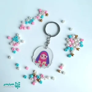 " سرکلیدی طرح دخترِ آسمونی سرکلیدی سبک و زیبا با تصویر دخترِ آسمونی 💜🌸 مناسب برای دانش‌آموزان، هدیه‌ای فرهنگی و دوست‌داشتنی برای جشن‌ها و برنامه‌های مدرسه 📚✨ "