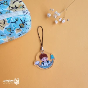 " آویز طرح پسر آسمونی، ترکیبی از لطافت رنگ و معنویت کودکانه است 💙 تصویر پسر بچه‌ای با لباس ساده‌ی عبادی، یادآور لحظه‌ی دعا و نجوا با خدای مهربان می‌باشد 🌿 رنگ‌های آبی و طلایی آرامش‌بخش این آویز، نماد پاکی و صفای قلب کودک‌اند و در کنار کیف یا جامدادی جلوه‌ای معنوی و شاد ایجاد می‌کنند ✨ انتخابی مناسب برای هدیه در جشن قرآن، جشن تکلیف و برنامه‌های فرهنگی مدارس است 🎁🌤️ ویژگی‌ها جنس پلکسی شفاف و مقاوم 💎 طراحی فانتزی با تصویر پسر دعاکننده 💙 رنگ‌های آرام و هماهنگ با فضای مدرسه 🌿 مناسب آویز کیف، جامدادی و بسته‌های هدیه فرهنگی 📚 هدیه‌ای لطیف برای ایجاد انس بیشتر با معنویت در کودکان 🌤️ "