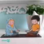استند قاریان قرآن یادآور لحظات پاکِ قرائت و آموزشِ قرآن توسط کودکان است 🌟 در طراحی این استند، دو کودک در حال قرائت قرآن روی رحل به‌صورت فانتزی و دکوراتیو نمایش داده شده‌اند — نمادی از حضور قلب، ایمان و زیباییِ آموزش قرآنی در مدارس 🕊️ این محصول در رنگ‌بندی‌های مختلف عرضه می‌شود تا با هر فضای فرهنگی یا مدرسه‌ای هماهنگ باشد 🎨💫 جنس استند از چوب طبیعی با کیفیت بالا ساخته شده و دوام فراوانی دارد 💎 هدیه‌ای مناسب برای مراسم‌های قرآنی و مذهبی، تشویق دانش‌آموزان به انس با قرآن و زینتی دلپذیر برای مناسبت‌های معنوی مدارس است 💙 ویژگی‌ها شامل دو فیگور زیبا از کودک قاری قرآن 📖 رنگ‌بندی‌های متنوع متناسب با فضاهای مدرسه و فرهنگی 🎨 جنس چوبی مقاوم و زیبا 💎 طراحی فانتزی، کودکانه و آموزنده 🌿 هدیه‌ای مناسب برای مراسم‌های قرآنی و مذهبی مدارس 🕌✨