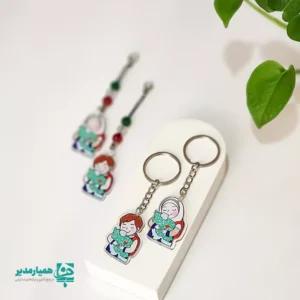 🇮🇷✨ جا کلیدی پلکسیایران من یکی از محصولات فرهنگی و ماندگار همیار مدیر است که با الهام از مفاهیم میهن‌دوستی، هویت ملی و همبستگی اجتماعی، برای مناسبت‌های ارزشمندی همچون دهه فجر انقلاب اسلامی و روز دانش‌آموز طراحی شده است. این محصول از پلکسی ساخته شده و با ابعاد حدودی ۴×۳ سانتی‌متر و وزن تقریبی ۱۲ گرم، حس استحکام و کیفیت را در کنار سبکی مناسب ارائه می‌دهد و برای استفاده روزمره دانش‌آموزان کاملاً کاربردی است. 🎨❤️ طراحی هنرمندانه این جا کلیدی شامل آویز تصویری از دختر و پسر است که کشور عزیزمان ایران را در آغوش گرفته‌اند؛ نمادی از عشق به میهن، اتحاد و آینده‌سازان کشور. 🎁✨ این جا کلید یپلکسی انتخابی مناسب به عنوان گیفت فرهنگی در مدارس، مساجد و مؤسسات فرهنگی بوده و می‌تواند هدیه‌ای ارزشمند و ماندگار برای دانش‌آموزان در برنامه‌ها و مراسم مناسبتی باشد.