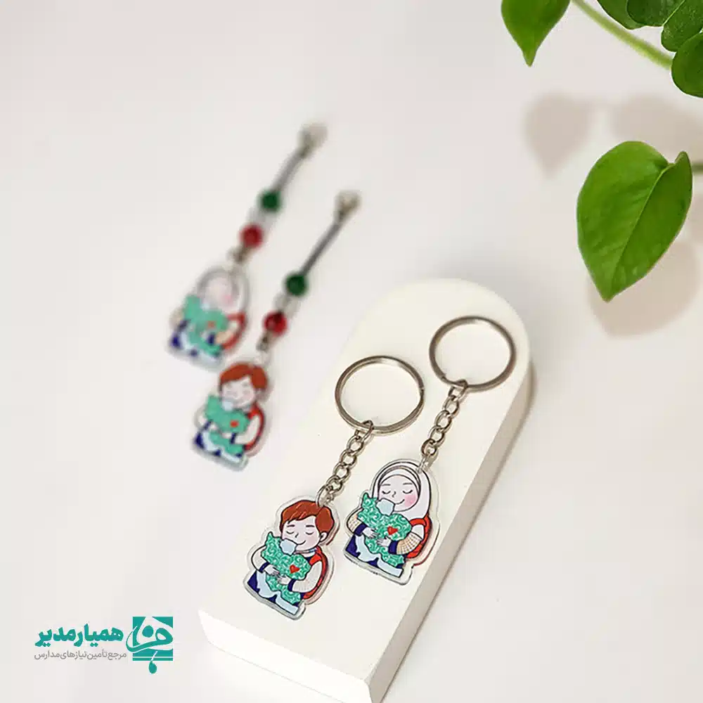 🇮🇷✨ جا کلیدی پلکسیایران من یکی از محصولات فرهنگی و ماندگار همیار مدیر است که با الهام از مفاهیم میهن‌دوستی، هویت ملی و همبستگی اجتماعی، برای مناسبت‌های ارزشمندی همچون دهه فجر انقلاب اسلامی و روز دانش‌آموز طراحی شده است. این محصول از پلکسی ساخته شده و با ابعاد حدودی ۴×۳ سانتی‌متر و وزن تقریبی ۱۲ گرم، حس استحکام و کیفیت را در کنار سبکی مناسب ارائه می‌دهد و برای استفاده روزمره دانش‌آموزان کاملاً کاربردی است. 🎨❤️ طراحی هنرمندانه این جا کلیدی شامل آویز تصویری از دختر و پسر است که کشور عزیزمان ایران را در آغوش گرفته‌اند؛ نمادی از عشق به میهن، اتحاد و آینده‌سازان کشور. 🎁✨ این جا کلید یپلکسی انتخابی مناسب به عنوان گیفت فرهنگی در مدارس، مساجد و مؤسسات فرهنگی بوده و می‌تواند هدیه‌ای ارزشمند و ماندگار برای دانش‌آموزان در برنامه‌ها و مراسم مناسبتی باشد.