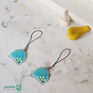 آویز جمکران 🌙✨ یک محصول فرهنگی و معنوی زیباست که به مناسبت فرخنده نیمه شعبان، میلاد حضرت مهدی (عج) 💚 طراحی شده است. این آویز از جنس پلکسیساخته شده و با ارتفاع حدود ۶ سانتی‌متر، جلوه‌ای ظریف و چشم‌نواز دارد که به‌راحتی می‌توان از آن در فضاهای مختلف استفاده کرد. طراحی الهام‌گرفته از مسجد مقدس جمکران 🕌، این محصول را به گزینه‌ای مناسب برای هدایای مناسبتی و مذهبی تبدیل کرده است. آویز جمکران می‌تواند به‌عنوان یکی از محصولات پیشنهادی همیار مدیر در ایام نیمه شعبان، در بسته‌های فرهنگی و سازمانی مورد استفاده قرار گیرد 🌸.