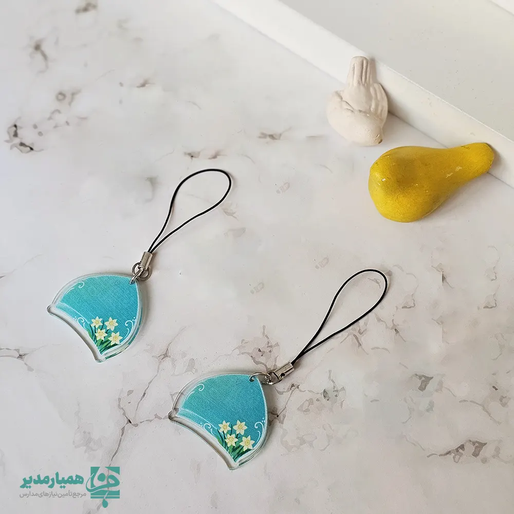 آویز جمکران 🌙✨ یک محصول فرهنگی و معنوی زیباست که به مناسبت فرخنده نیمه شعبان، میلاد حضرت مهدی (عج) 💚 طراحی شده است. این آویز از جنس پلکسیساخته شده و با ارتفاع حدود ۶ سانتی‌متر، جلوه‌ای ظریف و چشم‌نواز دارد که به‌راحتی می‌توان از آن در فضاهای مختلف استفاده کرد. طراحی الهام‌گرفته از مسجد مقدس جمکران 🕌، این محصول را به گزینه‌ای مناسب برای هدایای مناسبتی و مذهبی تبدیل کرده است. آویز جمکران می‌تواند به‌عنوان یکی از محصولات پیشنهادی همیار مدیر در ایام نیمه شعبان، در بسته‌های فرهنگی و سازمانی مورد استفاده قرار گیرد 🌸.