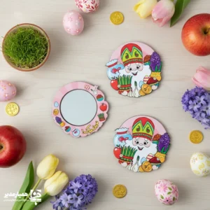 آینه جیبی چوبی طرح «نوروز مبارک» | هدیه‌ای شاد و بهاری برای جشن نوروز 🌸🌞 آینه جیبی چوبی طرح نوروز مبارک با الهام از حال‌وهوای شاد عید و نمادهای دوست‌داشتنی هفت‌سین 🐟🍎🌿 طراحی شده است. تصویر فانتزی و رنگارنگ این آینه، حس طراوت و شادی بهار را به‌خوبی منتقل می‌کند و آن را به یک یادگاری نوروزی جذاب تبدیل کرده است. این محصول از چوب سبک و باکیفیت ساخته شده و با وزن تقریبی ۲۰ گرم، کاملاً مناسب حمل در کیف، جامدادی یا جیب است 👜✨. ابعاد جمع‌وجور ۶ × ۶ سانتی‌متر باعث می‌شود آینه هم کاربردی باشد و هم به‌عنوان هدیه‌ای ظریف و دوست‌داشتنی مورد استفاده قرار گیرد. طراحی کودک‌پسند و شاد این آینه 🌷🐣، آن را به گزینه‌ای عالی برای استفاده در پک‌های هدیه نوروزی، جشن‌های مدرسه‌ای و برنامه‌های فرهنگی تبدیل کرده است. ویژگی‌های محصول: 🌸 طرح: نوروز مبارک با نمادهای هفت‌سین. 🪵 جنس: چوب طبیعی و سبک. 📏 ابعاد: ۶ × ۶ سانتی‌متر. ⚖️ وزن: حدود ۲۰ گرم. 🎁 کاربرد: هدیه نوروزی، یادبود فرهنگی، مناسب کودکان و نوجوانان. آینه جیبی چوبی «نوروز مبارک» ترکیبی از کاربرد روزمره و پیام شادی‌بخش بهار است که می‌تواند لبخند 🌞 و حس نو شدن را برای مخاطب به همراه داشته باشد؛ انتخابی ایده‌آل برای جشن نوروز و شروعی دل‌نشین در سال جدید 🌸🎉