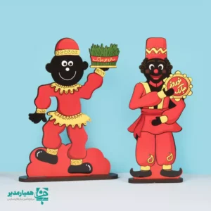 🌿 استند چوبی عمو فیروز همیار مدیر محصولی، زیبا و الهام‌گرفته از فرهنگ و آیین‌های اصیل نوروزی است که برای زیباتر کردن سفره هفت‌سین و فضای عید طراحی شده است 🎉 این استند چوبی در سه سایز کوچک، متوسط و بزرگ تولید شده تا پاسخ‌گوی سلیقه‌ها و فضاهای مختلف باشد؛ چه برای سفره هفت‌سین خانگی 🧿 و چه برای فضاهای فرهنگی، آموزشی و نمایشگاهی 🌸 طراحی شخصیت دوست‌داشتنی عمو فیروز  🌱، حس شادی، تازگی و آغاز سال نو را به محیط منتقل می‌کند و فضای اطراف را گرم و صمیمی می‌سازد ✨ این استند می‌تواند به‌عنوان یک عنصر دکوری زیبا در کنار سایر اجزای سفره هفت‌سین، روی میز، قفسه یا ویترین قرار گیرد و جلوه‌ای متفاوت و چشم‌نواز ایجاد کند 🎊 🎁 استند چوبی عمو فیروز  همیار مدیر همچنین گزینه‌ای مناسب برای هدیه نوروزی، استفاده در مدارس، مراکز فرهنگی، مهدکودک‌ها و برنامه‌های آموزشی است و می‌تواند یادگاری ماندگار از عید نوروز باشد 🌷