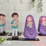 استند مهربانو و مهدیار 🌸✨ یک استند رومیزی زیبا و مناسبتی است که به‌طور ویژه برای نیمه شعبان 🌙💚 طراحی شده است. این محصول از ترکیب چوب و تکرو با ضخامت تقریبی ۳ میلی‌متر ساخته شده و با ارتفاع حدود ۱۰ تا ۱۲ سانتی‌متر جلوه‌ای لطیف و چشم‌نواز به میز کودک و  دکور جشن می‌بخشد. این استند گزینه‌ای عالی برای تزئین فضاهای مذهبی، مدارس، مهدکودک‌ها و مراسم جشن نیمه شعبان 🎉💫 بوده و می‌تواند به‌عنوان یک هدیه معنوی و خاص نیز استفاده شود. طراحی ظریف و مناسبتی آن، این محصول را به انتخابی کاربردی همیار مدیر در برنامه‌ریزی و زیباسازی مراسم تبدیل کرده است.