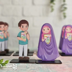 استند مهربانو و مهدیار 🌸✨ یک استند رومیزی زیبا و مناسبتی است که به‌طور ویژه برای نیمه شعبان 🌙💚 طراحی شده است. این محصول از ترکیب چوب و تکرو با ضخامت تقریبی ۳ میلی‌متر ساخته شده و با ارتفاع حدود ۱۰ تا ۱۲ سانتی‌متر جلوه‌ای لطیف و چشم‌نواز به میز کودک و  دکور جشن می‌بخشد. این استند گزینه‌ای عالی برای تزئین فضاهای مذهبی، مدارس، مهدکودک‌ها و مراسم جشن نیمه شعبان 🎉💫 بوده و می‌تواند به‌عنوان یک هدیه معنوی و خاص نیز استفاده شود. طراحی ظریف و مناسبتی آن، این محصول را به انتخابی کاربردی همیار مدیر در برنامه‌ریزی و زیباسازی مراسم تبدیل کرده است.