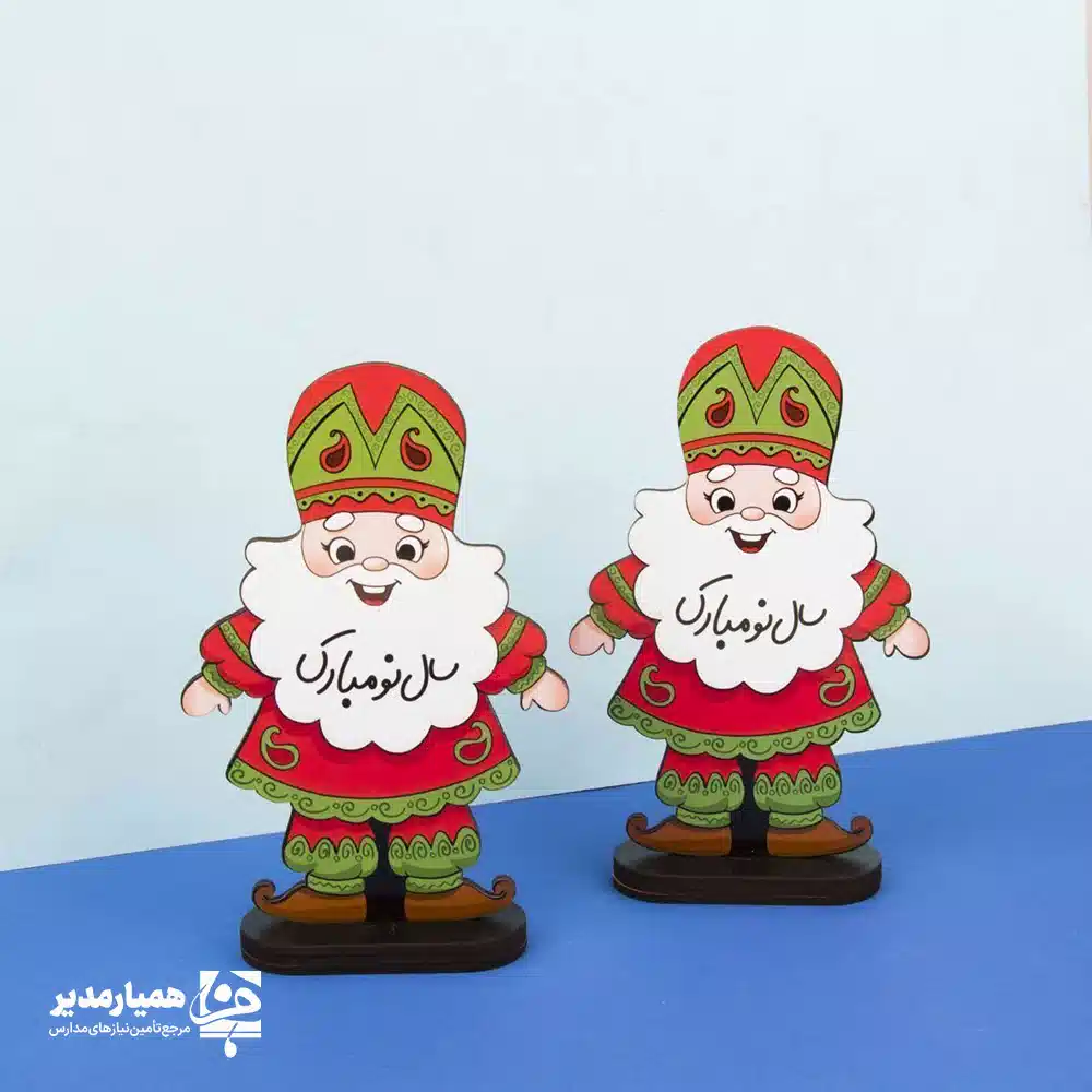 🌿 استند چوبی عمو نوروز همیار مدیر محصولی، زیبا و الهام‌گرفته از فرهنگ و آیین‌های اصیل نوروزی است که برای زیباتر کردن سفره هفت‌سین و فضای عید طراحی شده است 🎉 این استند چوبی در سه سایز کوچک، متوسط و بزرگ تولید شده تا پاسخ‌گوی سلیقه‌ها و فضاهای مختلف باشد؛ چه برای سفره هفت‌سین خانگی 🧿 و چه برای فضاهای فرهنگی، آموزشی و نمایشگاهی 🌸 طراحی شخصیت دوست‌داشتنی عمو نوروز با رنگ‌های شاد و بهاری 🌱، حس شادی، تازگی و آغاز سال نو را به محیط منتقل می‌کند و فضای اطراف را گرم و صمیمی می‌سازد ✨ این استند می‌تواند به‌عنوان یک عنصر دکوری  زیبا در کنار سایر اجزای سفره هفت‌سین، روی میز، قفسه یا ویترین قرار گیرد و جلوه‌ای متفاوت و چشم‌نواز ایجاد کند 🎊 🎁 استند چوبی عمو نوروز همیار مدیر همچنین گزینه‌ای مناسب برای هدیه نوروزی، استفاده در مدارس، مراکز فرهنگی، مهدکودک‌ها و برنامه‌های آموزشی است و می‌تواند یادگاری ماندگار از عید نوروز باشد 🌷