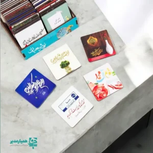 " 🌙 تابلو پشت‌چسب‌دار نقلی نیمه شعبان طراحی شده ویژه جشن میلاد امام زمان (عج) ✨ جنس چوبی | ابعاد 5×5 سانتی‌متر | وزن حدود 10 گرم مناسب تزئین کلاس، کیف هدیه و عیدی دانش‌آموزی 🎁 یکی از محبوب‌ترین محصولات نیمه شعبان همیار مدیر 💚 "