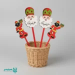 تاپر چوبی عمو نوروز | تزیین شاد و سنتی برای جشن‌های نوروزی 🌸🎂 تاپر چوبی طرح عمو نوروز یکی از اکسسوری‌های تزیینی و فرهنگی پرطرفدار ویژه ایام نوروز است که با الهام از شخصیت دوست‌داشتنی عمو نوروز و نمادهای هفت‌سین 🐟🍎🌿 طراحی شده است. لبخند گرم و رنگ‌های شاد این تاپر، حال‌وهوای بهار را به‌زیباترین شکل به جشن‌ها و مناسبت‌های نوروزی می‌بخشد. این محصول از چوب سبک و مرغوب تولید شده و با وزن تقریبی ۱۳ گرم، بسیار سبک، ایمن و مناسب استفاده در محیط‌های مختلف است. ابعاد ۱۶ × ۸ سانتی‌متر آن باعث شده به‌راحتی روی کیک، دسر، گلدان، میز پذیرایی یا سفره هفت‌سین قرار گیرد و جلوه‌ای چشم‌نواز ایجاد کند 🎂🌷 تاپر عمو نوروز 🌞🐣 گزینه‌ای عالی برای تزیین کیک نوروزی، جشن‌های مدارس و مهدکودک‌ها، پک‌های عیدانه فرهنگی و فعالیت‌های مناسبتی مجموعه همیار مدیر به‌شمار می‌رود. این محصول علاوه بر زیبایی ظاهری، پیام شادی، نو شدن و پاسداشت فرهنگ ایرانی را منتقل می‌کند 🌿✨ ویژگی‌های محصول: 🌸 طرح: عمو نوروز با استایل سنتی و شاد 🪵 جنس: چوب باکیفیت و سبک 📏 ابعاد: ۱۶ × ۸ سانتی‌متر ⚖️ وزن: حدود ۱۳ گرم 🎁 کاربرد: تزیین کیک، دسر، هفت‌سین و هدیه نوروزی همیار مدیر اگر به‌دنبال یک محصول زیبا، فرهنگی و متفاوت برای تزیین جشن‌های نوروزی 🍎🐟 هستید، تاپر چوبی عمو نوروز انتخابی هوشمندانه و ماندگار است که در کنار مجموعه‌های فرهنگی همیار مدیر جلوه‌ای خاص به نوروز شما می‌دهد 🌼🎉