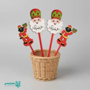تاپر چوبی عمو نوروز | تزیین شاد و سنتی برای جشن‌های نوروزی 🌸🎂 تاپر چوبی طرح عمو نوروز یکی از اکسسوری‌های تزیینی و فرهنگی پرطرفدار ویژه ایام نوروز است که با الهام از شخصیت دوست‌داشتنی عمو نوروز و نمادهای هفت‌سین 🐟🍎🌿 طراحی شده است. لبخند گرم و رنگ‌های شاد این تاپر، حال‌وهوای بهار را به‌زیباترین شکل به جشن‌ها و مناسبت‌های نوروزی می‌بخشد. این محصول از چوب سبک و مرغوب تولید شده و با وزن تقریبی ۱۳ گرم، بسیار سبک، ایمن و مناسب استفاده در محیط‌های مختلف است. ابعاد ۱۶ × ۸ سانتی‌متر آن باعث شده به‌راحتی روی کیک، دسر، گلدان، میز پذیرایی یا سفره هفت‌سین قرار گیرد و جلوه‌ای چشم‌نواز ایجاد کند 🎂🌷 تاپر عمو نوروز 🌞🐣 گزینه‌ای عالی برای تزیین کیک نوروزی، جشن‌های مدارس و مهدکودک‌ها، پک‌های عیدانه فرهنگی و فعالیت‌های مناسبتی مجموعه همیار مدیر به‌شمار می‌رود. این محصول علاوه بر زیبایی ظاهری، پیام شادی، نو شدن و پاسداشت فرهنگ ایرانی را منتقل می‌کند 🌿✨ ویژگی‌های محصول: 🌸 طرح: عمو نوروز با استایل سنتی و شاد 🪵 جنس: چوب باکیفیت و سبک 📏 ابعاد: ۱۶ × ۸ سانتی‌متر ⚖️ وزن: حدود ۱۳ گرم 🎁 کاربرد: تزیین کیک، دسر، هفت‌سین و هدیه نوروزی همیار مدیر اگر به‌دنبال یک محصول زیبا، فرهنگی و متفاوت برای تزیین جشن‌های نوروزی 🍎🐟 هستید، تاپر چوبی عمو نوروز انتخابی هوشمندانه و ماندگار است که در کنار مجموعه‌های فرهنگی همیار مدیر جلوه‌ای خاص به نوروز شما می‌دهد 🌼🎉