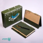 🌷 باکس نفیس خودکار، تقویم و سررسید یک انتخاب ممتاز برای هدایای نوروزی سطح بالا است؛ محصولی که با طراحی شکیل و ترکیب اقلام کاربردی، پیام احترام، قدردانی و ارزش‌گذاری را به‌زیبایی منتقل می‌کند 🎁✨. این باکس با ابعاد ۲۴.۵×۵.۵ سانتی‌متر و وزن تقریبی ۷۹۴.۵ گرم، در رده هدایای لوکس و رسمی قرار می‌گیرد و از نظر ظاهری و محتوایی کاملاً متمایز است. 📦 درون این بسته نفیس، یک عدد خودکار با طراحی رسمی، یک عدد تقویم رومیزی و یک عدد سررسید قرار گرفته است. این ترکیب هوشمندانه، نیازهای روزمره مدیران و معلمان را در طول سال پوشش می‌دهد؛ از برنامه‌ریزی و یادداشت‌برداری گرفته تا مدیریت زمان و ثبت رویدادهای مهم 📅🖊️📘. 🎨 هماهنگی رنگ، کیفیت متریال و چینش منظم اقلام داخل باکس، حس نظم، وقار و حرفه‌ای بودن را القا می‌کند. به همین دلیل، این محصول یکی از بهترین و نفیس‌ترین هدایای نوروزی برای معلمان، مدیران مدارس، موسسات آموزشی و مجموعه‌های فرهنگی به شمار می‌رود 🌸🧿. 🌿 اگر به‌دنبال هدیه‌ای هستید که هم کاربردی باشد و هم تصویری ماندگار از حسن سلیقه شما ایجاد کند، باکس نفیس همیار مدیر انتخابی مطمئن برای آغاز سال نو است؛ هدیه‌ای که تا پایان سال همراه مخاطب شما خواهد بود و یادآور یک نوروز حرفه‌ای و ارزشمند است ✨🎉.