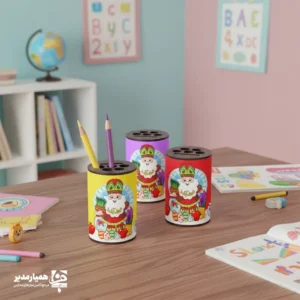 "جا قلمی چوبی عمو نوروز | ترکیب شادی، نظم و فرهنگ ایرانی 🌸✏️ جا قلمی چوبی طرح عمو نوروز محصولی کاربردی و فرهنگی است که با الهام از آیین‌های اصیل نوروزی و شخصیت محبوب عمو نوروز طراحی شده است. تصویر شاد عمو نوروز در کنار نمادهای رنگارنگ هفت‌سین 🐟🍎🌿، این جا قلمی را به گزینه‌ای چشم‌نواز برای کودکان، دانش‌آموزان و حتی محیط‌های آموزشی تبدیل کرده است. این محصول از چوب مرغوب و مقاوم ساخته شده و با وزن تقریبی ۵۰ گرم، تعادل و ایستایی مناسبی روی میز دارد. ابعاد ۱۱ × ۸ سانتی‌متر آن فضای کافی برای نگهداری انواع مداد، خودکار، ماژیک و لوازم‌تحریر فراهم می‌کند و به نظم‌دهی محیط مطالعه کمک شایانی می‌نماید ✏️📚 جا قلمی عمو نوروز 🌞🐣 انتخابی بسیار مناسب برای هدیه نوروزی دانش‌آموزان، پک‌های فرهنگی مدارس و مهدکودک‌ها، جشن‌های مناسبتی نوروز و برنامه‌های فرهنگی و آموزشی همیار مدیر است. این محصول علاوه بر کاربری روزمره، نقش مؤثری در آشنایی کودکان با مفاهیم سنتی نوروز و فرهنگ ایرانی ایفا می‌کند 🌿✨ ویژگی‌های جا قلمی چوبی عمو نوروز: 🌸 طرح: عمو نوروز با نمادهای شاد هفت‌سین 🪵 جنس: چوب باکیفیت و بادوام 📏 ابعاد: ۱۱ × ۸ سانتی‌متر ⚖️ وزن: حدود ۵۰ گرم 🎁 کاربرد: جا قلمی، هدیه نوروزی و محصول فرهنگی همیار مدیر اگر به‌دنبال محصولی کاربردی، شاد و فرهنگی برای ایام نوروز 🍎🌸 هستید، جا قلمی چوبی عمو نوروز انتخابی هوشمندانه است که هم زیبایی میز تحریر را افزایش می‌دهد و هم پیام شادی، نظم و فرهنگ را در مجموعه‌های همیار مدیر به‌خوبی منتقل می‌کند 🎉🌼 "