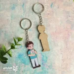 جاکلیدی مهربانو و مهدیار 🌸🌙 یکی از محصولات مناسبتی و پرکاربرد ویژه نیمه شعبان 💚✨ است که با الهام از حال‌وهوای شاد ولادت حضرت مهدی (عج) طراحی شده است. این محصول از چوب   تولید شده و با ارتفاع تقریبی ۶ سانتی‌متر، ابعادی استاندارد برای استفاده روزمره دارد. جاکلیدی مهربانو و مهدیار علاوه بر کاربرد اصلی خود، یک یادبود فرهنگی و مذهبی 🌼🎉 محسوب می‌شود که می‌تواند به‌عنوان هدیه‌ای ارزشمند در مدارس، مهدکودک‌ها، مساجد، هیئت‌ها و جشن‌های نیمه شعبان مورد استفاده قرار گیرد. طراحی ظریف و کودک‌پسند آن باعث شده تا هم برای کودکان و هم بزرگسالان جذاب باشد. این محصول گزینه‌ای مناسب برای پک‌های هدیه نیمه شعبان 🎁✨ است و می‌تواند نقش موثری در ایجاد حس مشارکت و شادی در مراسم‌ها داشته باشد. جاکلیدی مهربانو و مهدیار انتخابی کاربردی  همیار مدیر برای مربیان و برگزارکنندگان برنامه‌های فرهنگی است که به دنبال محصولی اقتصادی، ماندگار و مناسبتی هستند. اگر به‌دنبال یک هدیه کوچک، سبک، معنوی و در عین حال کاربردی برای بزرگداشت نیمه شعبان 🌙💚 هستید، این جاکلیدی چوبی می‌تواند انتخابی مناسب و خاطره‌انگیز برای شما و مخاطبانتان باشد.